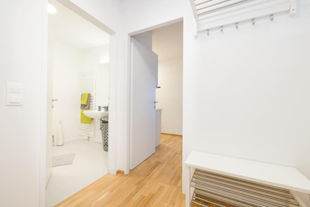 Premium City Apartment With Balcony! Free Garage Parking Included! Вена Экстерьер фото