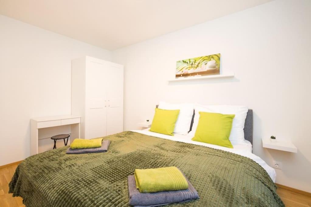 Premium City Apartment With Balcony! Free Garage Parking Included! Вена Экстерьер фото
