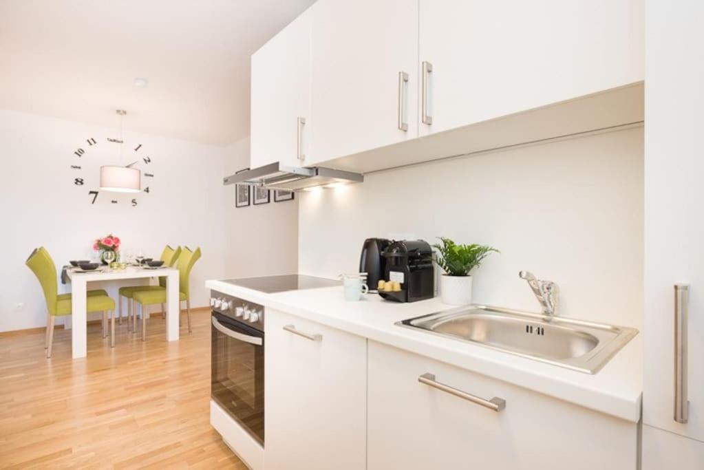 Premium City Apartment With Balcony! Free Garage Parking Included! Вена Экстерьер фото