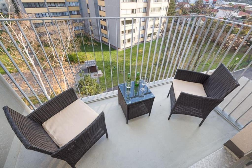 Premium City Apartment With Balcony! Free Garage Parking Included! Вена Экстерьер фото